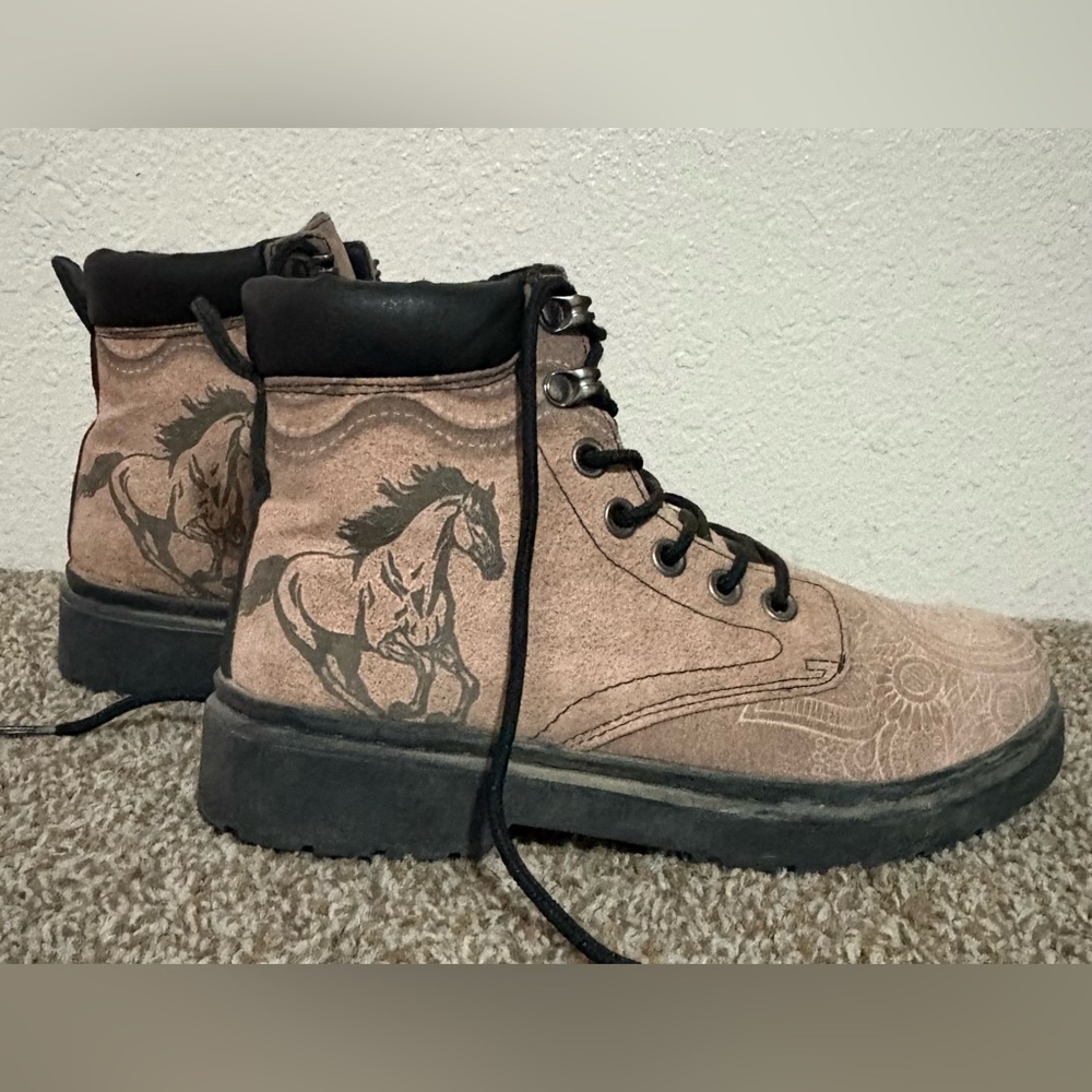 Women’s Horse and Flower Decorated Suede Hiking Boots, size 7.5, RARE, see desc